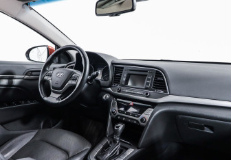 Подержанный автомобиль Hyundai Elantra Sedan 2017 года (5 фото)