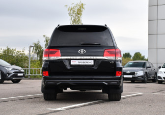Подержанный автомобиль Toyota Land Cruiser Suv 2017 года (6 фото)