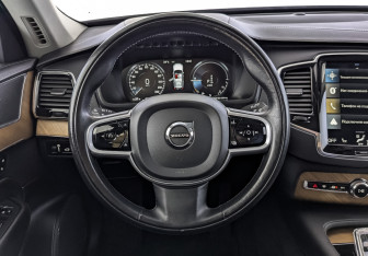 Подержанный автомобиль Volvo XC90 2021 года (22 фото)