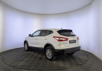 Подержанный автомобиль Nissan Qashqai 2016 года (7 фото)
