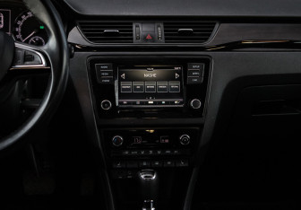 Подержанный автомобиль Skoda Rapid Liftback 2017 года (10 фото)