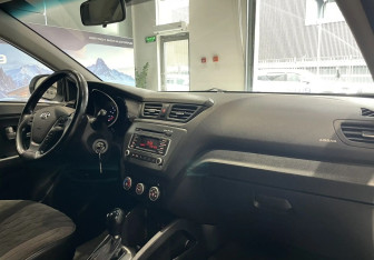 Подержанный автомобиль Kia Rio Sedan 2017 года (10 фото)