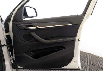 Подержанный автомобиль BMW X1 2021 года (24 фото)