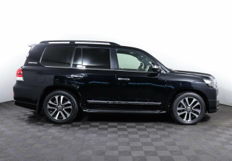 Подержанный автомобиль Toyota Land Cruiser Suv 2019 года (4 фото)