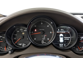 Подержанный автомобиль Porsche Cayenne 2014 года (16 фото)