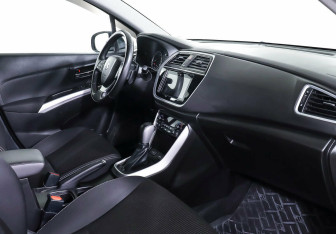 Подержанный автомобиль Suzuki SX4 Hatchback 2017 года (8 фото)