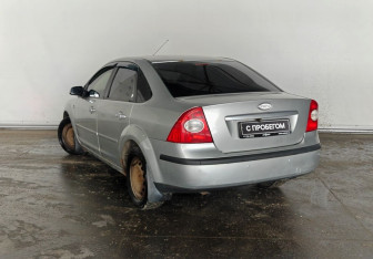 Подержанный автомобиль Ford Focus Sedan 2005 года (7 фото)