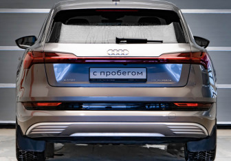 Подержанный автомобиль Audi e-tron 2021 года (5 фото)