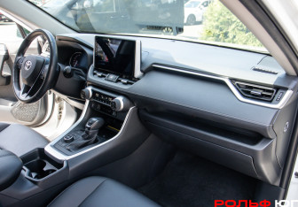 Подержанный автомобиль Toyota RAV4 2021 года (7 фото)