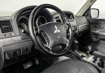 Подержанный автомобиль Mitsubishi Pajero 2015 года (13 фото)