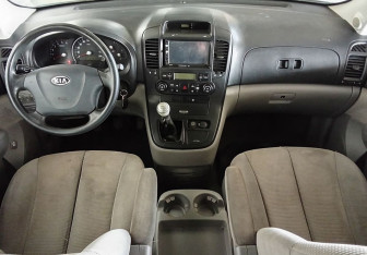 Подержанный автомобиль Kia Carnival 2007 года (11 фото)