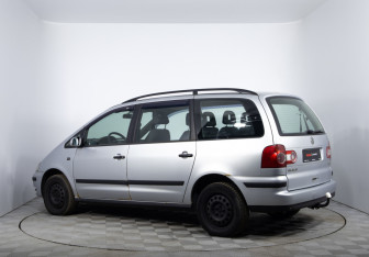 Подержанный автомобиль Volkswagen Sharan 2005 года (7 фото)