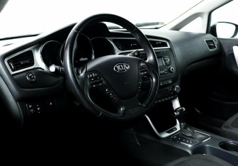 Подержанный автомобиль Kia Ceed Hatchback 2017 года (10 фото)