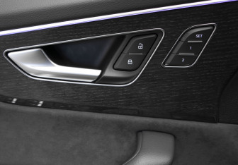 Подержанный автомобиль Audi Q8 2021 года (15 фото)