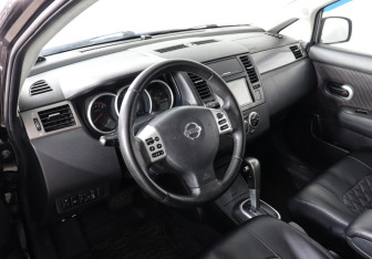 Подержанный автомобиль Nissan Tiida Hatchback 2010 года (5 фото)