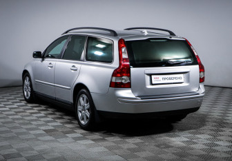 Подержанный автомобиль Volvo V50 2004 года (7 фото)