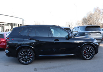 Подержанный автомобиль BMW X5 2025 года (7 фото)