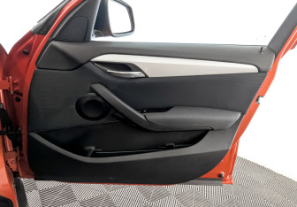 Подержанный автомобиль BMW X1 2014 года (24 фото)