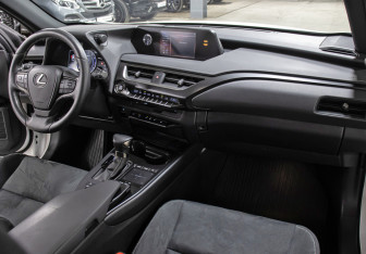 Подержанный автомобиль Lexus UX 2021 года (11 фото)