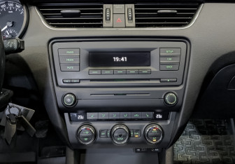 Подержанный автомобиль Skoda Octavia Liftback 2014 года (15 фото)