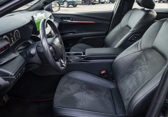 Подержанный автомобиль Toyota Camry Sedan 2024 года (12 фото)