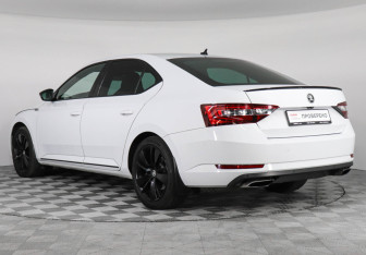 Подержанный автомобиль Skoda Superb Liftback 2019 года (7 фото)