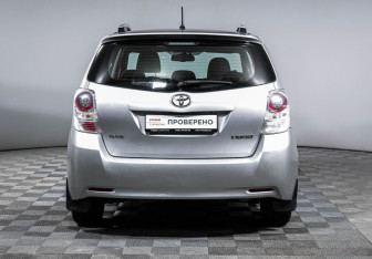 Подержанный автомобиль Toyota Verso 2010 года (6 фото)