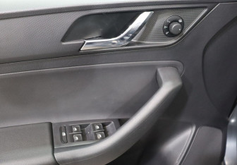 Подержанный автомобиль Skoda Rapid Liftback 2014 года (11 фото)