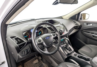 Подержанный автомобиль Ford Kuga 2013 года (16 фото)