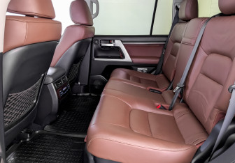 Подержанный автомобиль Toyota Land Cruiser Suv 2016 года (12 фото)