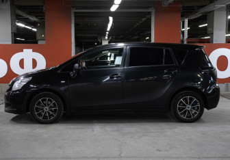 Подержанный автомобиль Toyota Verso 2009 года (8 фото)