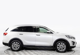 Подержанный автомобиль Kia Sorento 2017 года (3 фото)