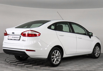 Подержанный автомобиль Ford Fiesta Sedan 2015 года (3 фото)