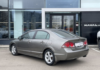 Подержанный автомобиль Honda Civic Sedan 2008 года (7 фото)