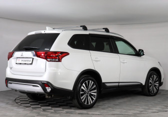 Подержанный автомобиль Mitsubishi Outlander 2021 года (4 фото)