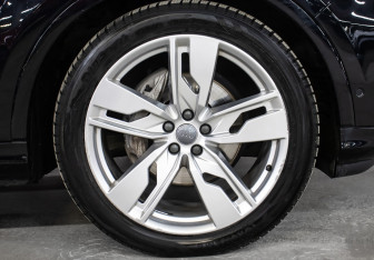 Подержанный автомобиль Audi Q7 2021 года (31 фото)