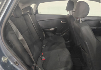 Подержанный автомобиль Kia Rio Hatchback 2012 года (11 фото)