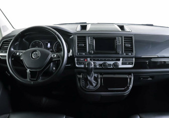 Подержанный автомобиль Volkswagen Multivan 2018 года (10 фото)