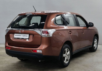Подержанный автомобиль Mitsubishi Outlander 2012 года (5 фото)