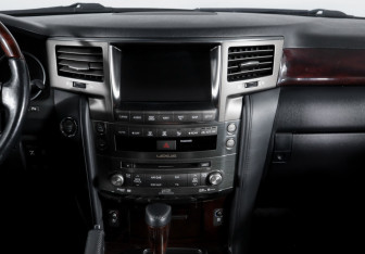 Подержанный автомобиль Lexus LX 2010 года (13 фото)