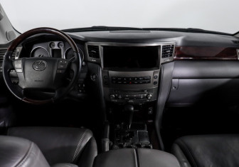 Подержанный автомобиль Lexus LX 2008 года (13 фото)