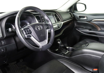 Подержанный автомобиль Toyota Highlander 2014 года (8 фото)
