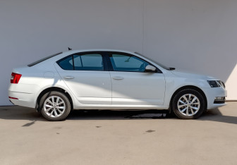 Подержанный автомобиль Skoda Octavia Liftback 2019 года (4 фото)
