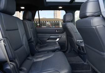 Подержанный автомобиль Toyota Sequoia 2022 года (13 фото)