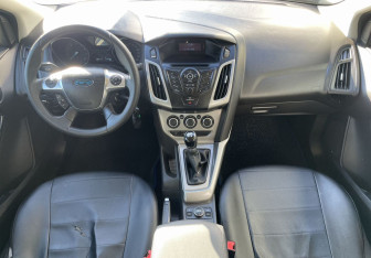 Подержанный автомобиль Ford Focus Sedan 2011 года (10 фото)