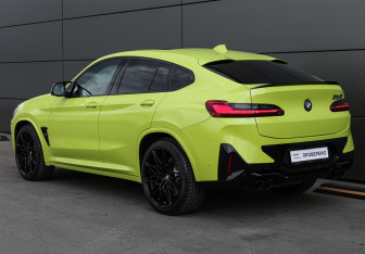 Подержанный автомобиль BMW X4 M 2022 года (6 фото)