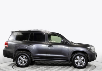 Подержанный автомобиль Toyota Land Cruiser Suv 2011 года (3 фото)