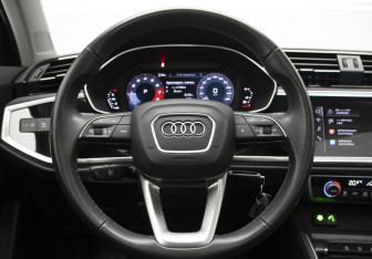 Подержанный автомобиль Audi Q3 2023 года (10 фото)