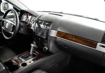 Подержанный автомобиль Volkswagen Touareg 2009 года (9 фото)