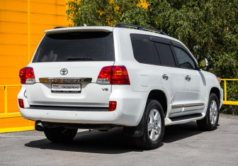Подержанный автомобиль Toyota Land Cruiser Suv 2015 года (4 фото)